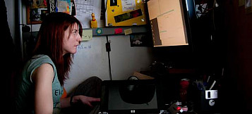Silvia García a l'ordinador
