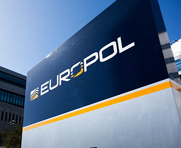 logo europol en edificio
