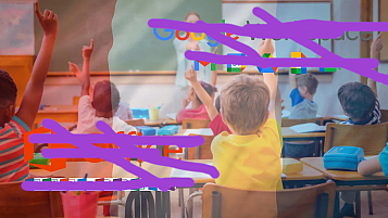 niños en una clase de espaldas levantando la mano y la profesora al final. encima logos /tachados manualmente de color morado) de Google Workspace y de Office