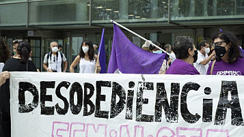 pancarta desobeciencia en la concentración contra el juicio del 8m en valencia